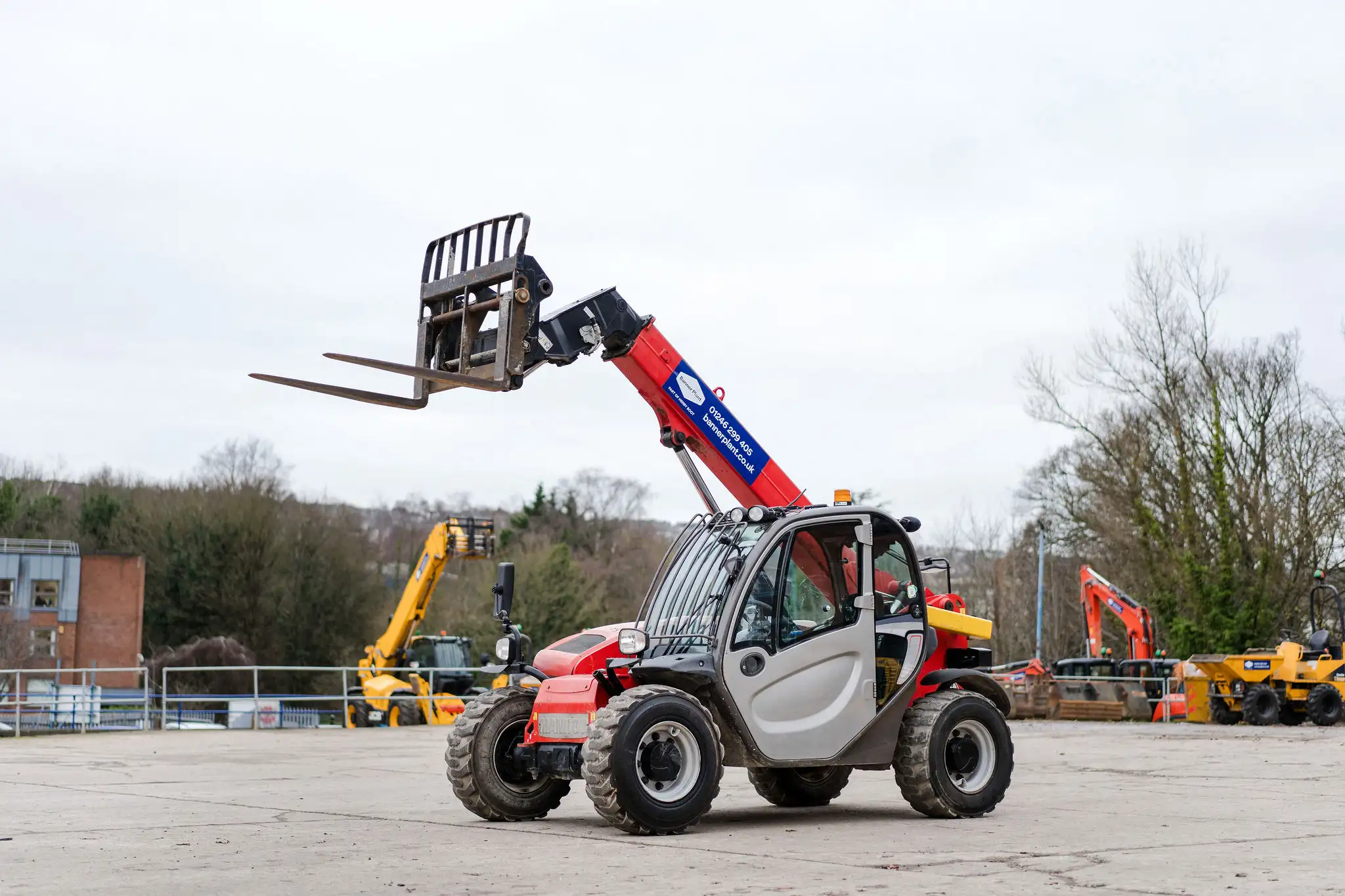 Compact telescopic handler