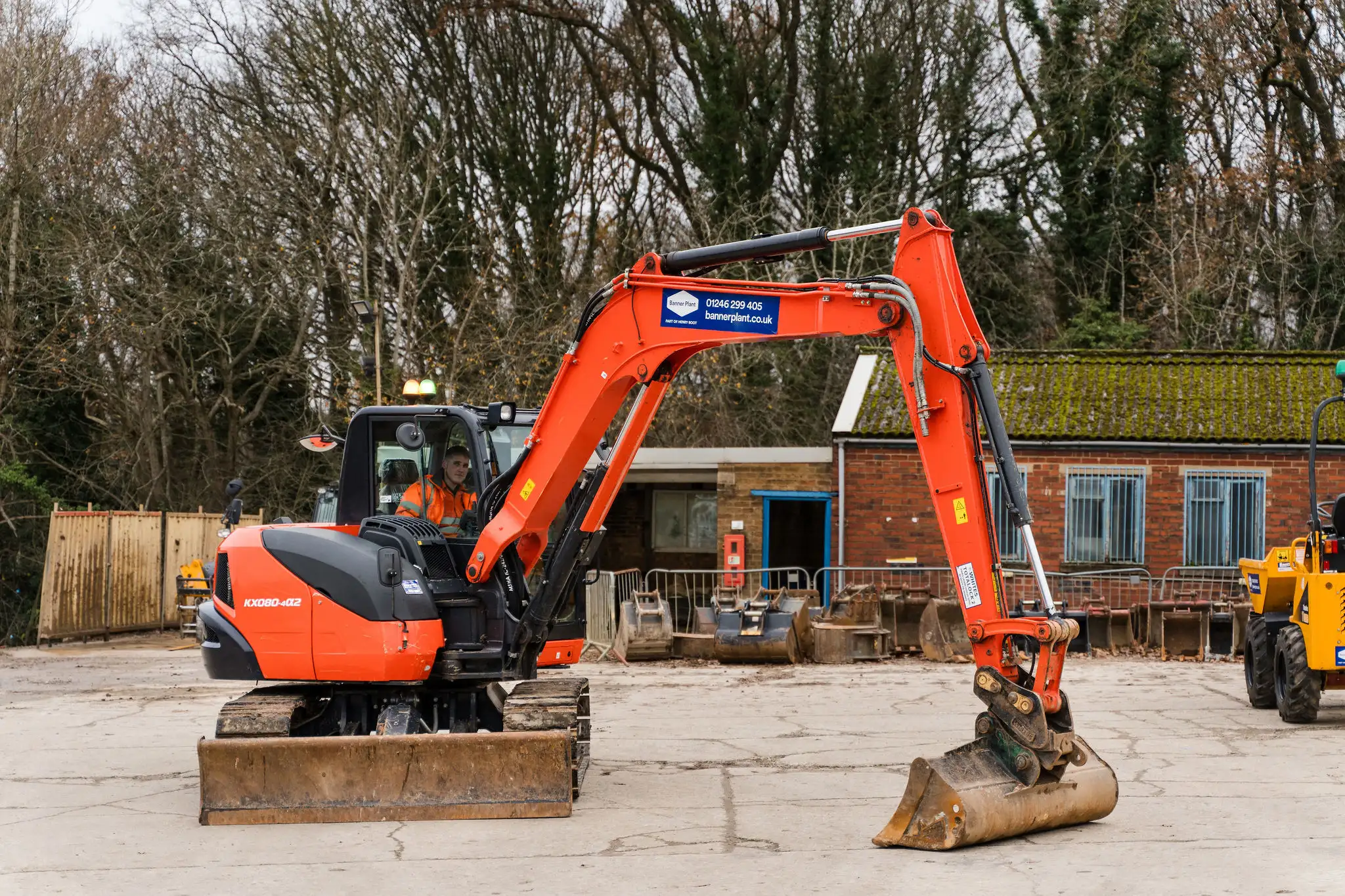 Zero tail swing mini excavator