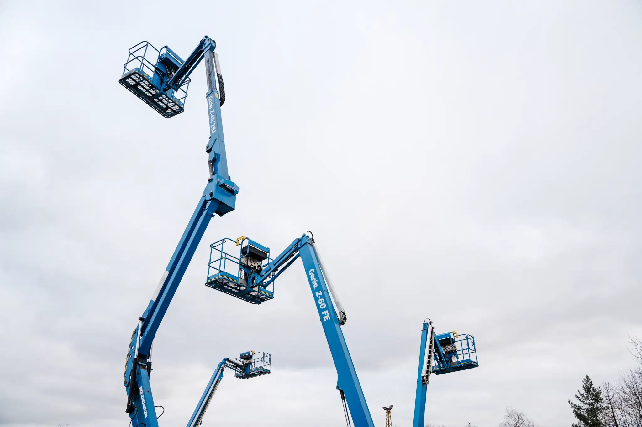 Articulating bi-energy boom lift