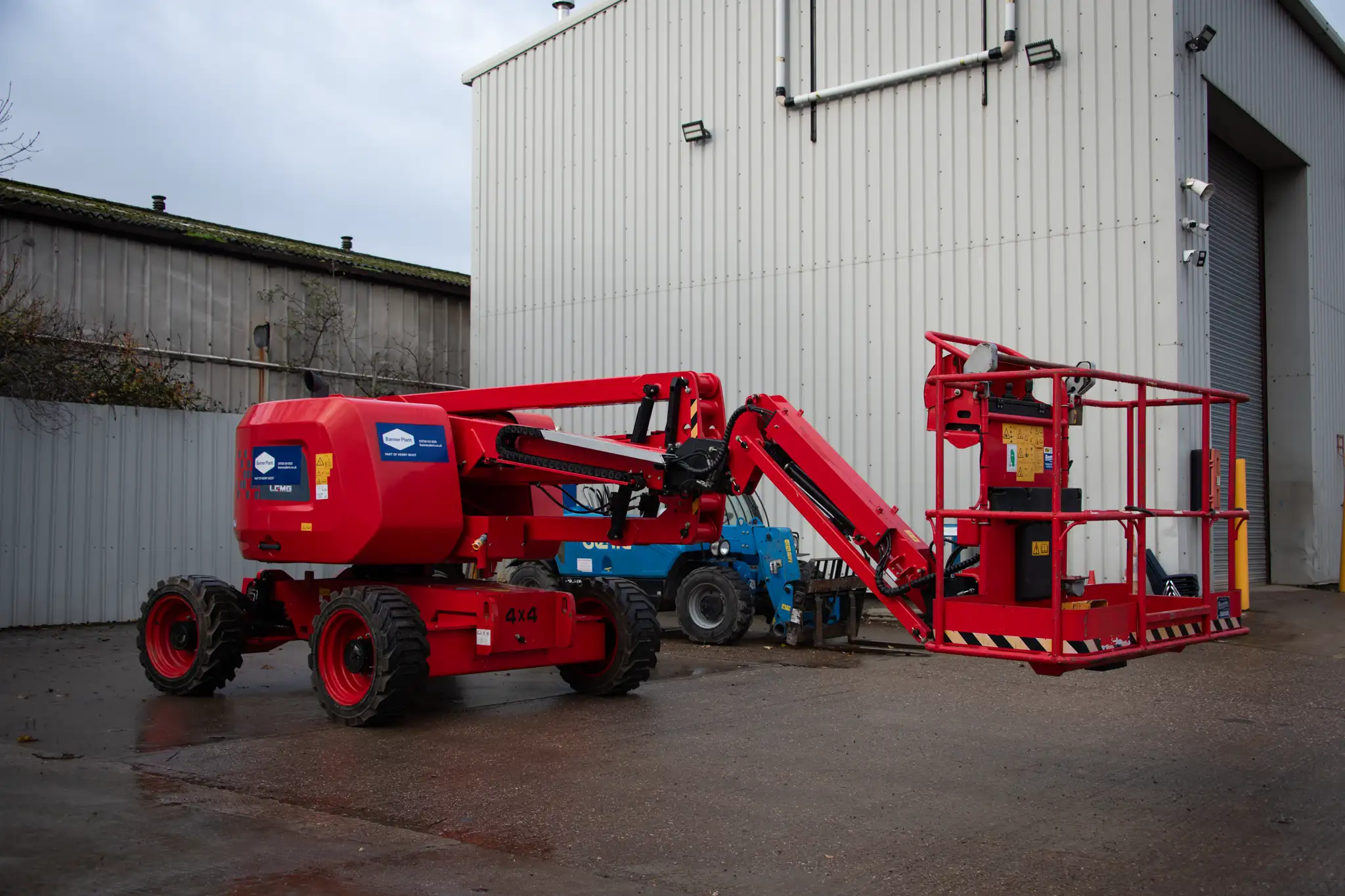 Articulating rough terrain boom on site