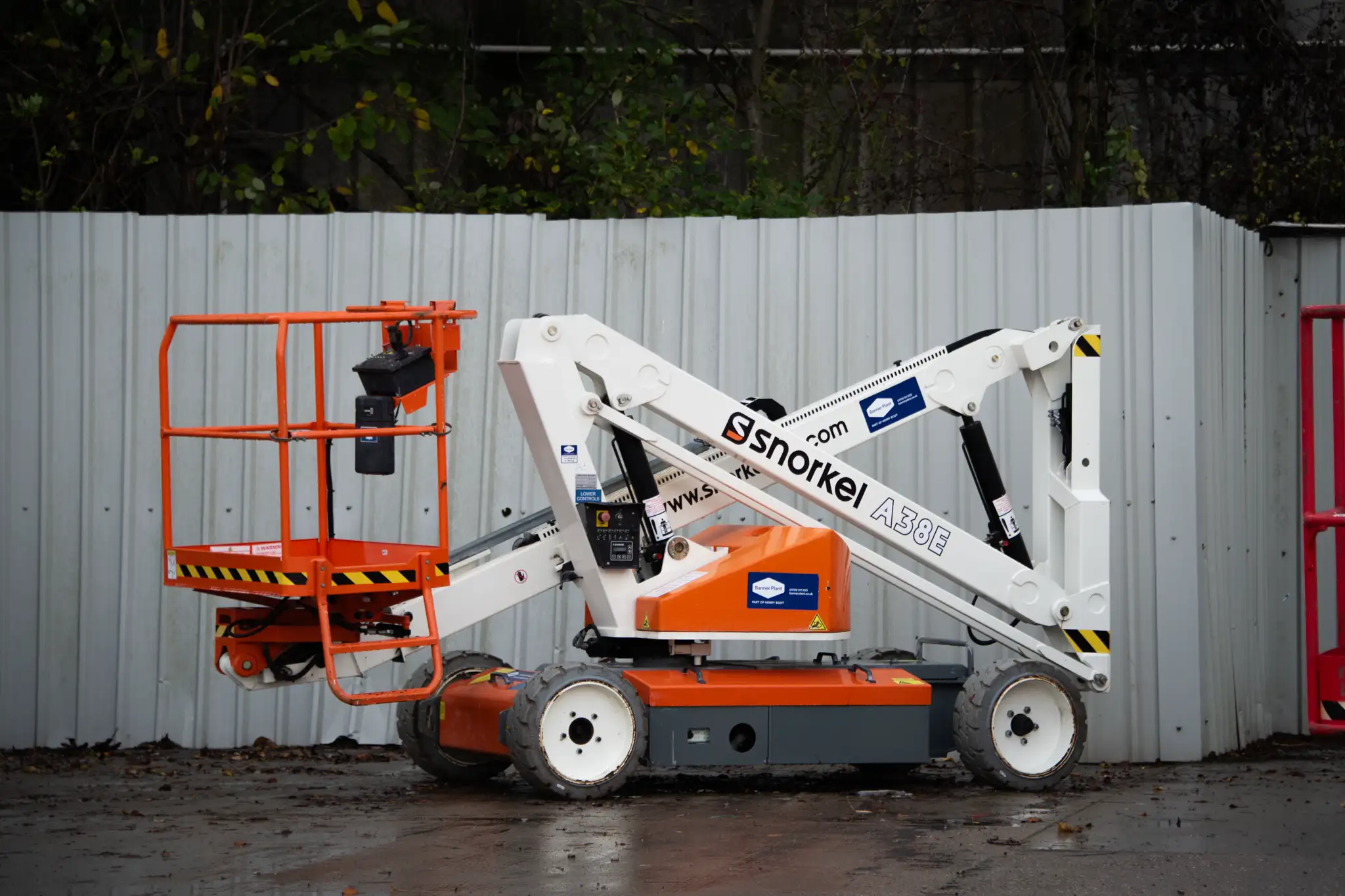 Articulating electric boom lift
